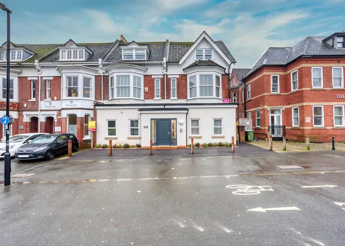 1-Bedroom Luxurious, City Centre, Chic & Stunning Apartment In Southampton, Sleeps 4, Summer Special Offer! - By Blue Puffin Stays