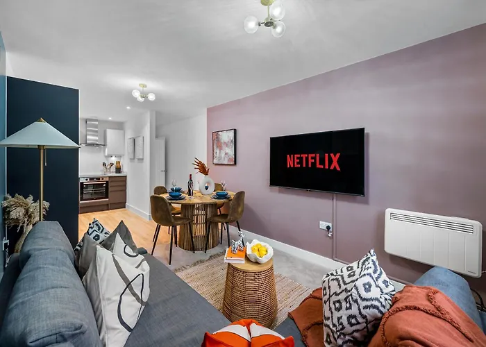 1-Bedroom Luxurious, City Centre, Chic & Stunning Apartment In Southampton, Sleeps 4, Summer Special Offer! - By Blue Puffin Stays
